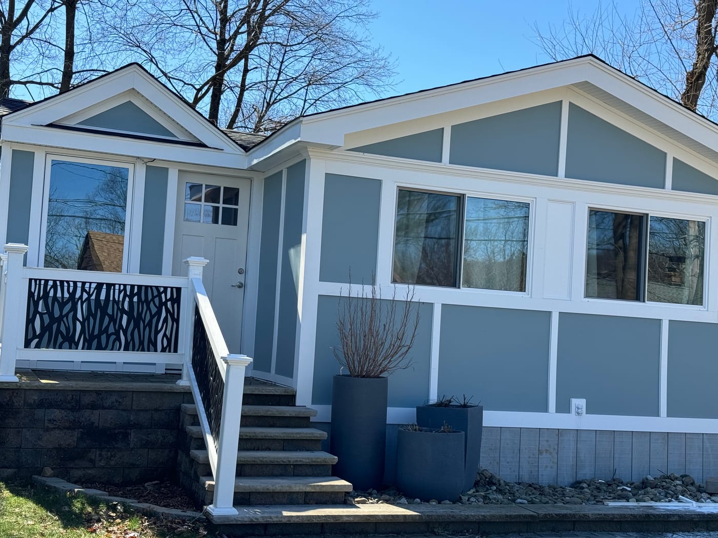Front-left angle of the cottage with the deck and planters